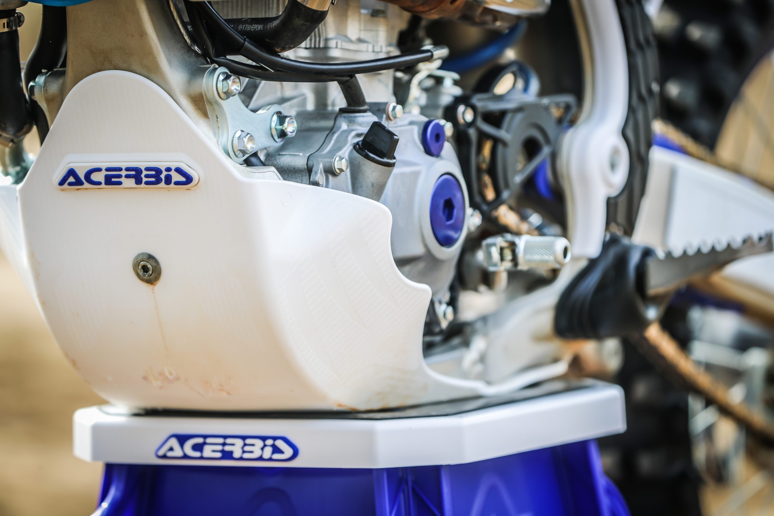 Cubre Carter Yzf 250 19 450 18/19 Wrf 450 19 Blanco Acerbis - Imagen 5